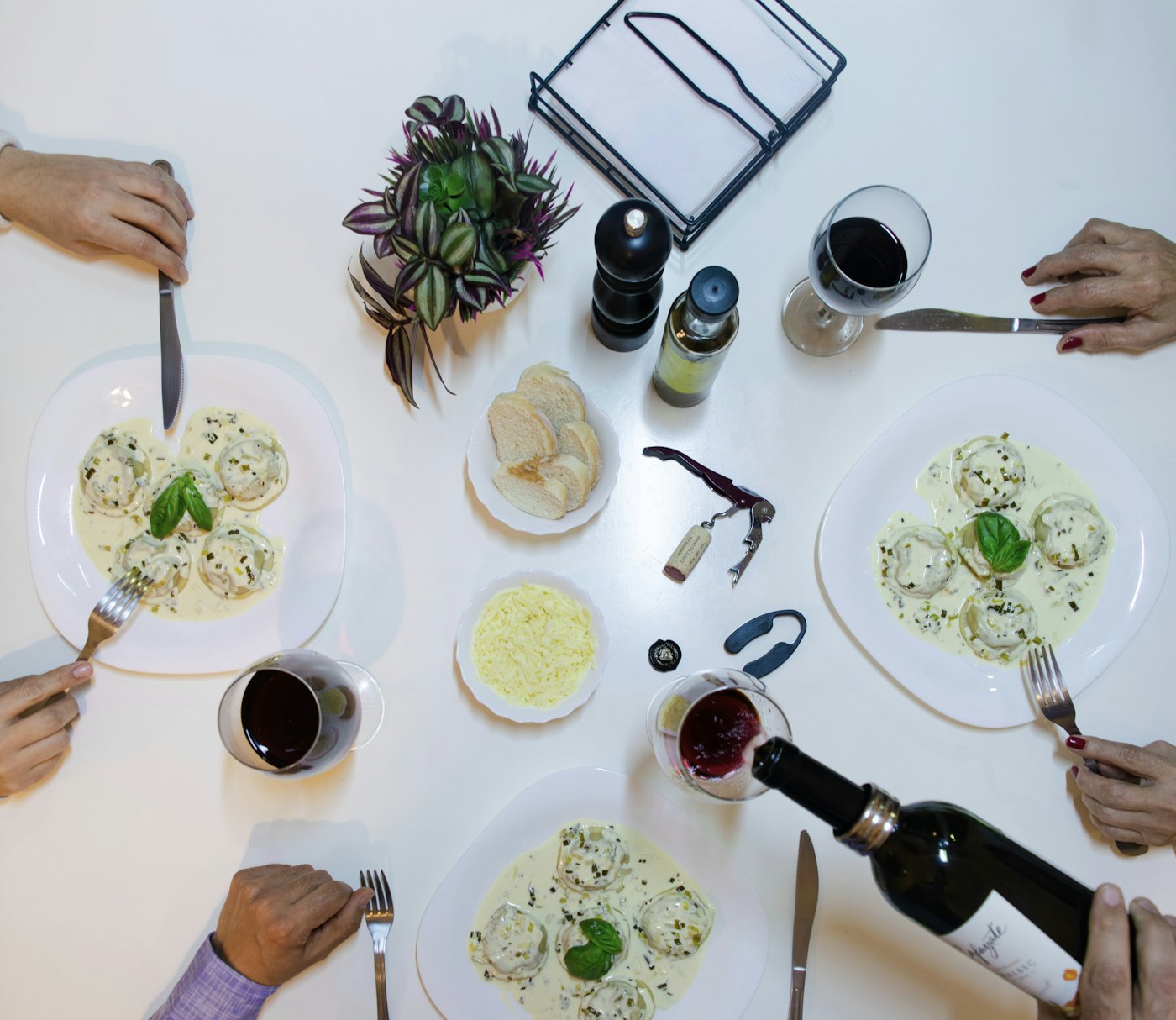 A servir vinho nos copos