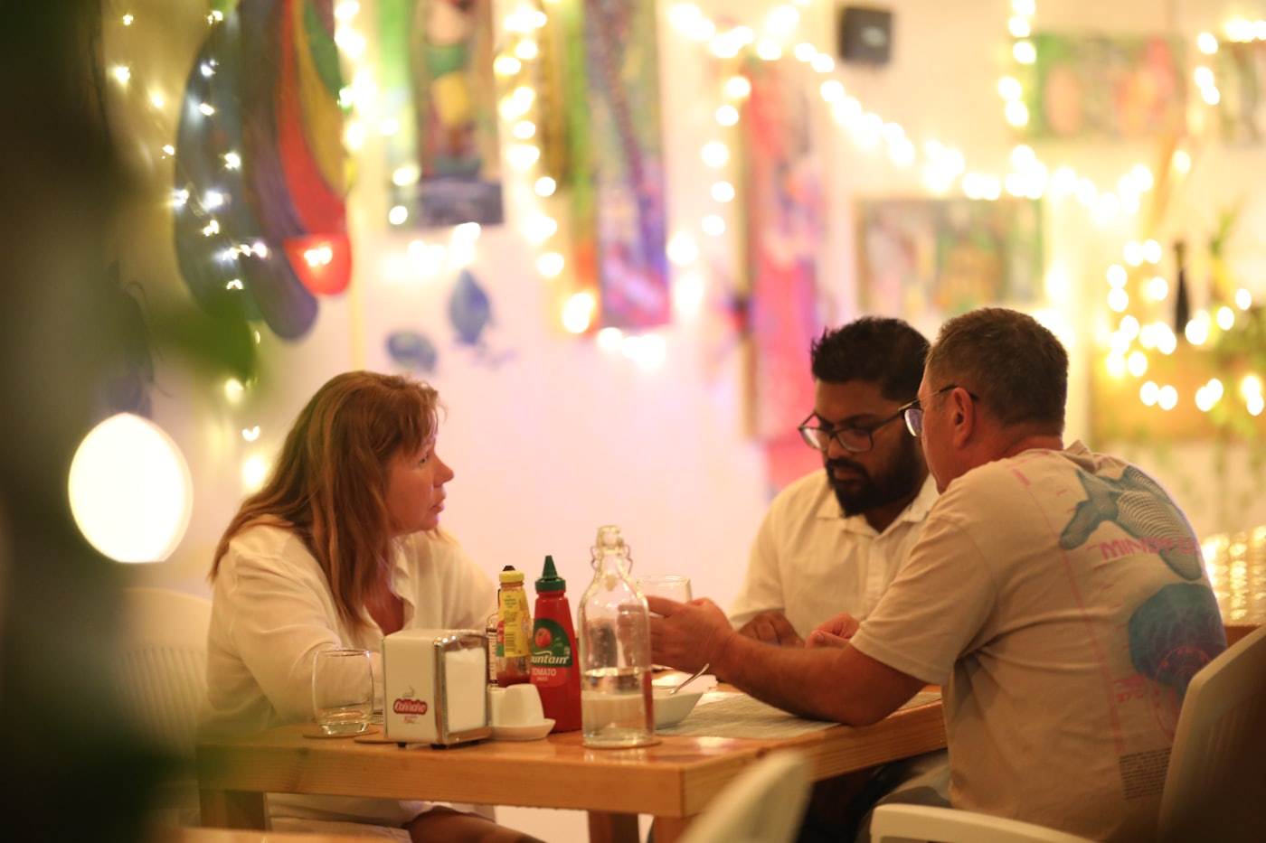 Clientes à conversa à mesa