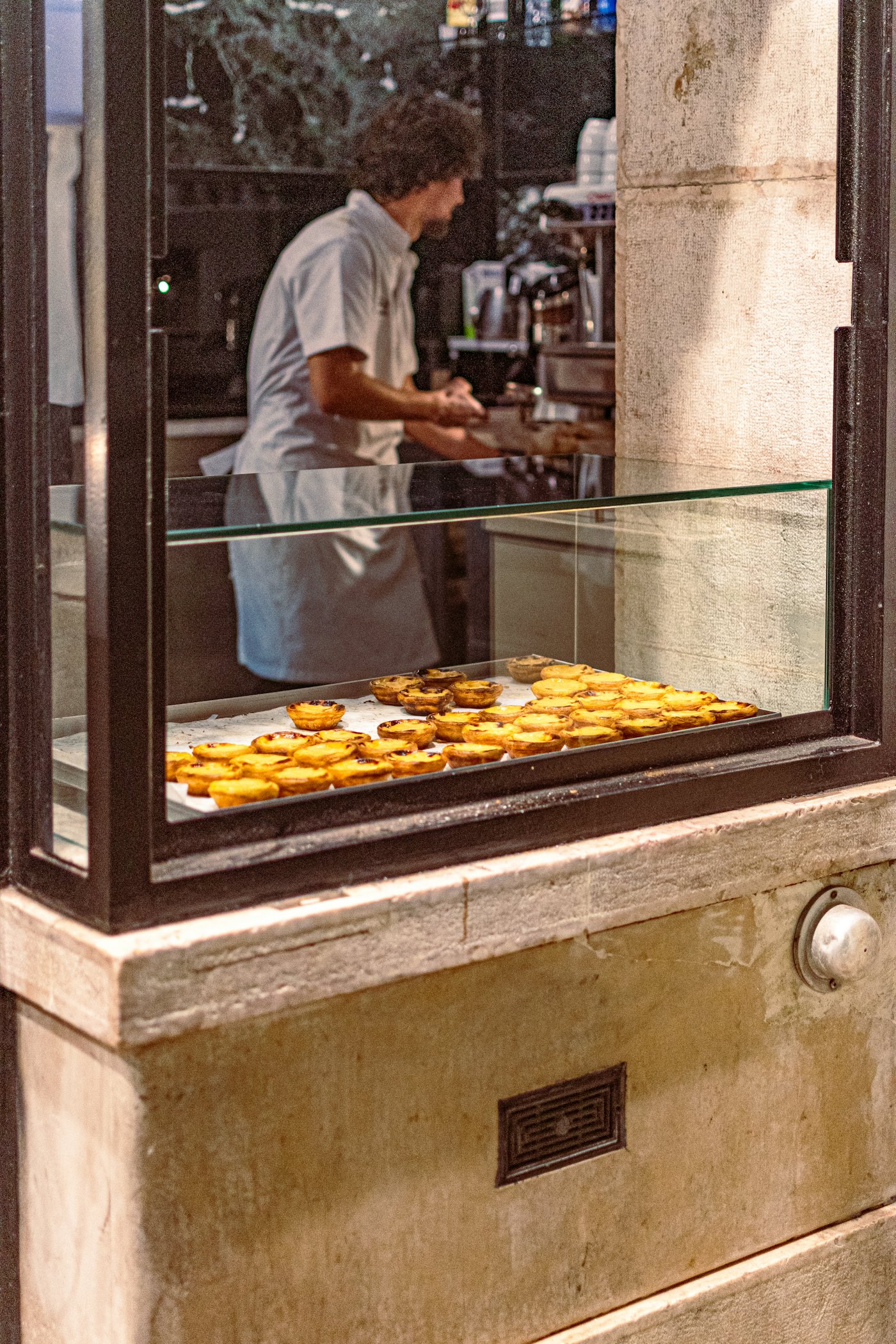 Doces acabados de sair do forno na montra