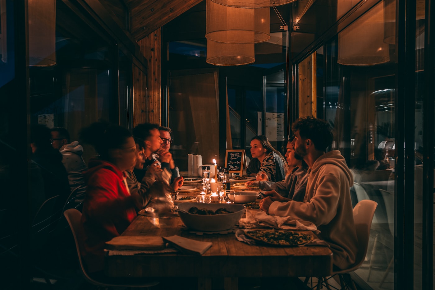 Mesa posta à luz das velas