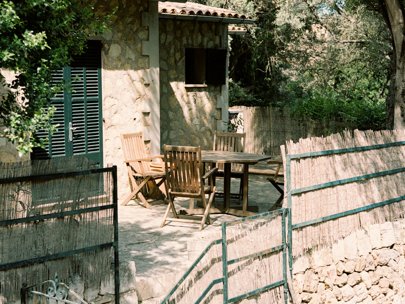 Pátio exterior em pedra com mesas