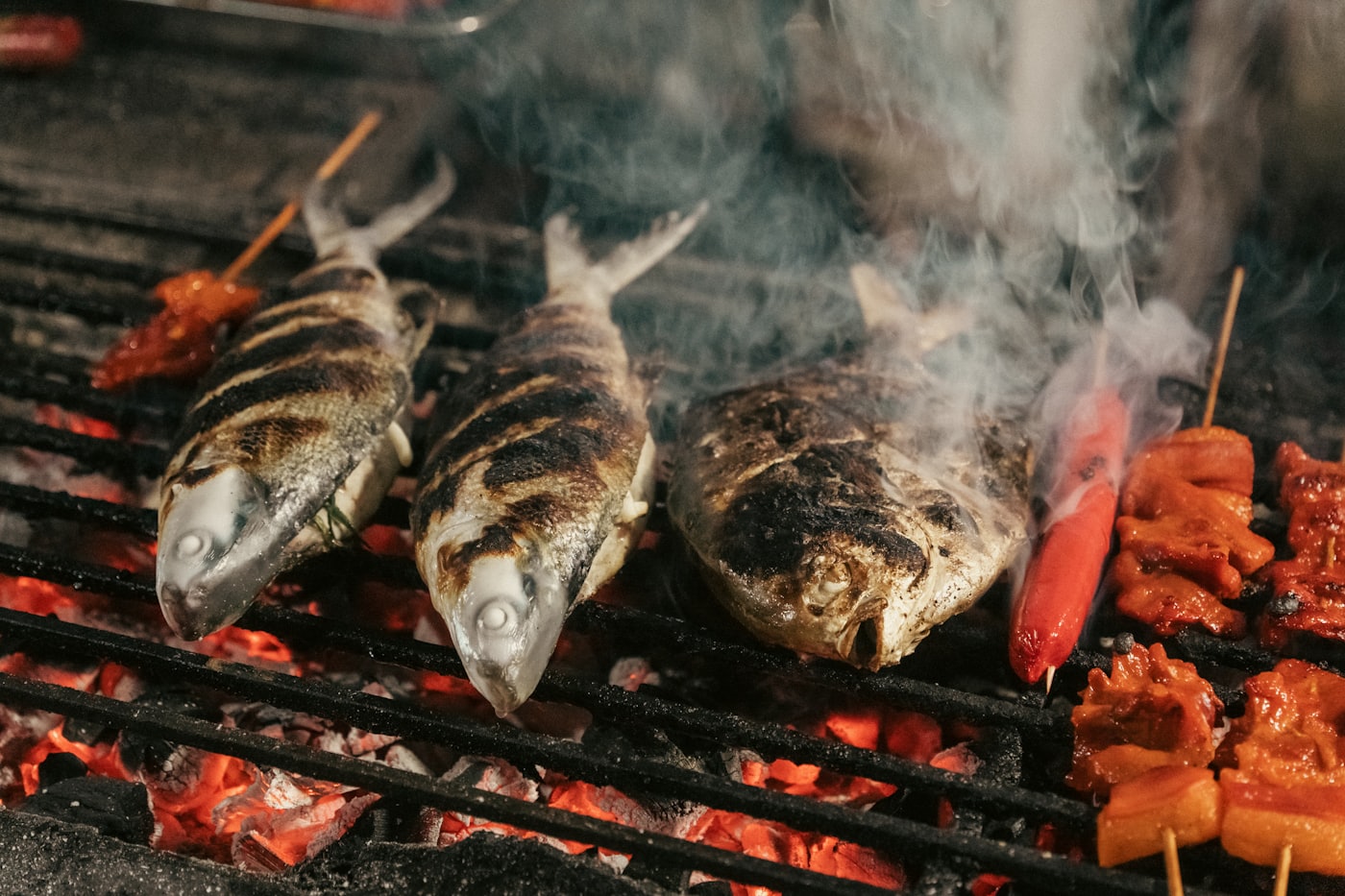 Peixe a assar sobre a brasa