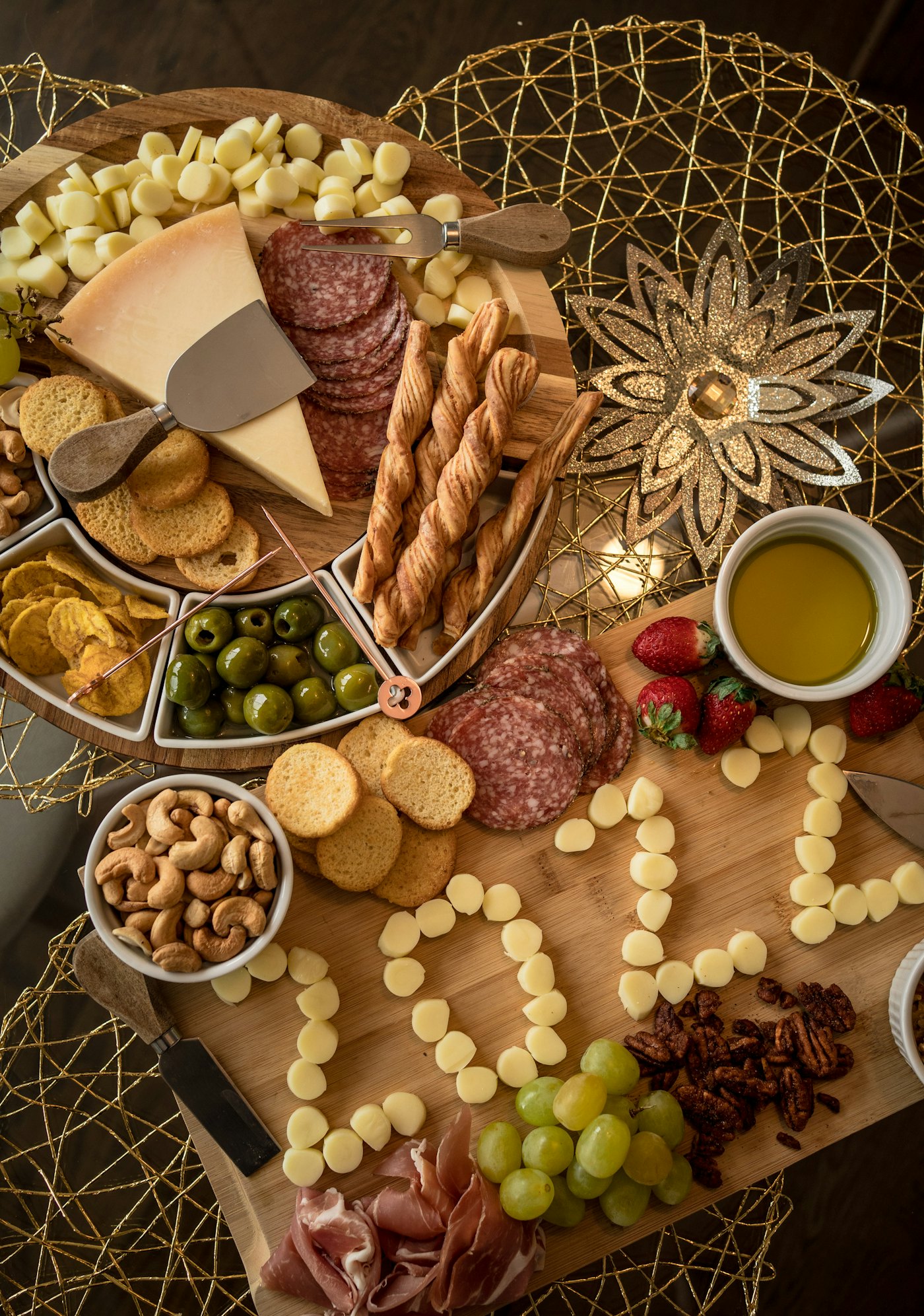 Queijos, frutos secos e azeitonas