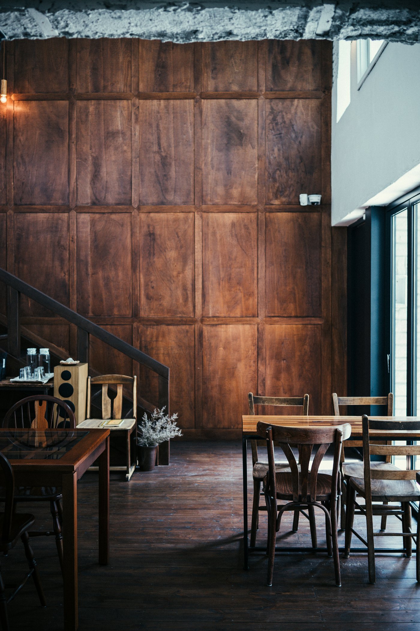 Sala de jantar com madeira e cadeiras de curvado