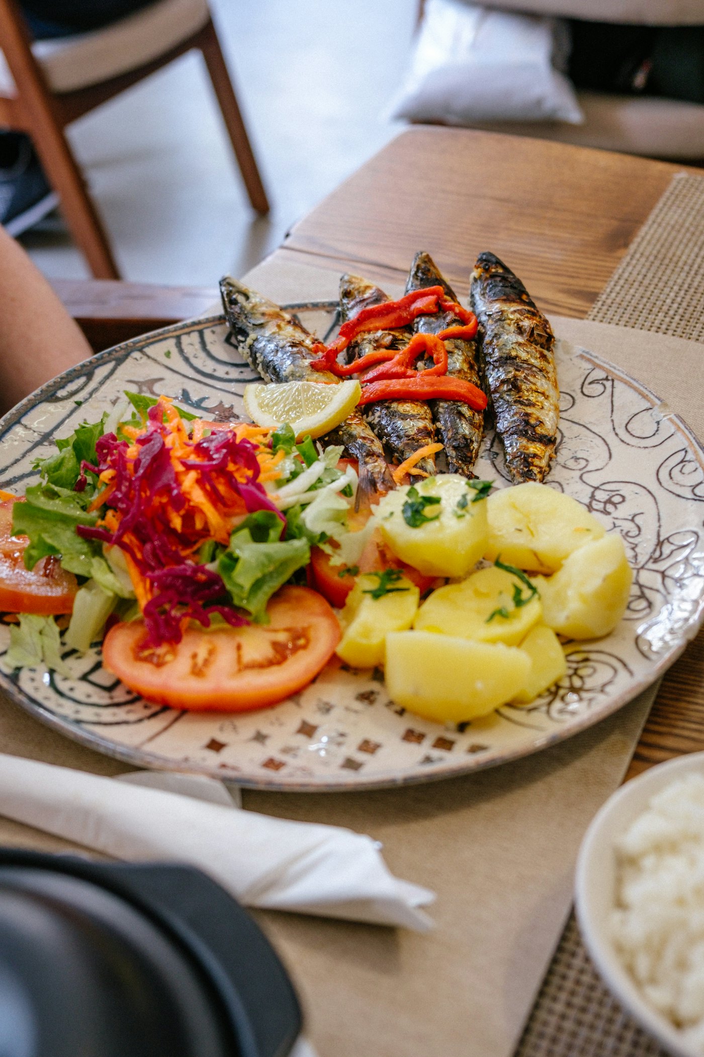 Sardinhas assadas com salada e batata