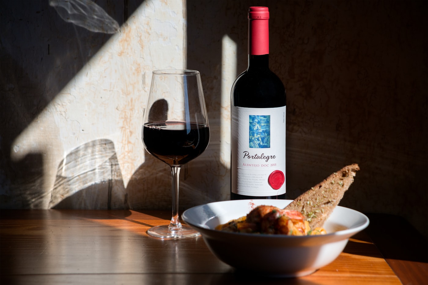 Garrafa de vinho tinto da região